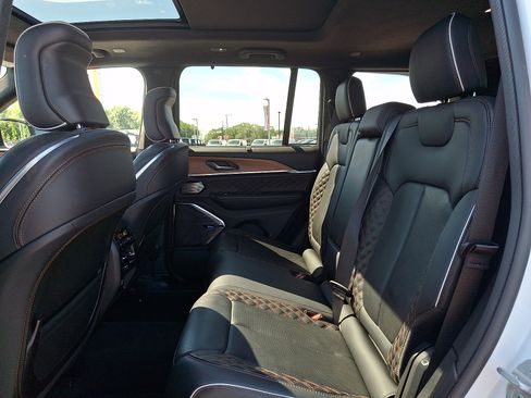 Used 2022 Jeep Grand Cherokee Summit AWD/4WD image 10