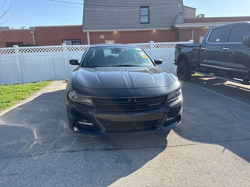 Used 2017 Dodge Charger SXT w/ AWD Plus Group image 2