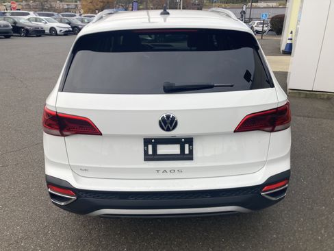 Certified 2024 Volkswagen Taos SE image 6