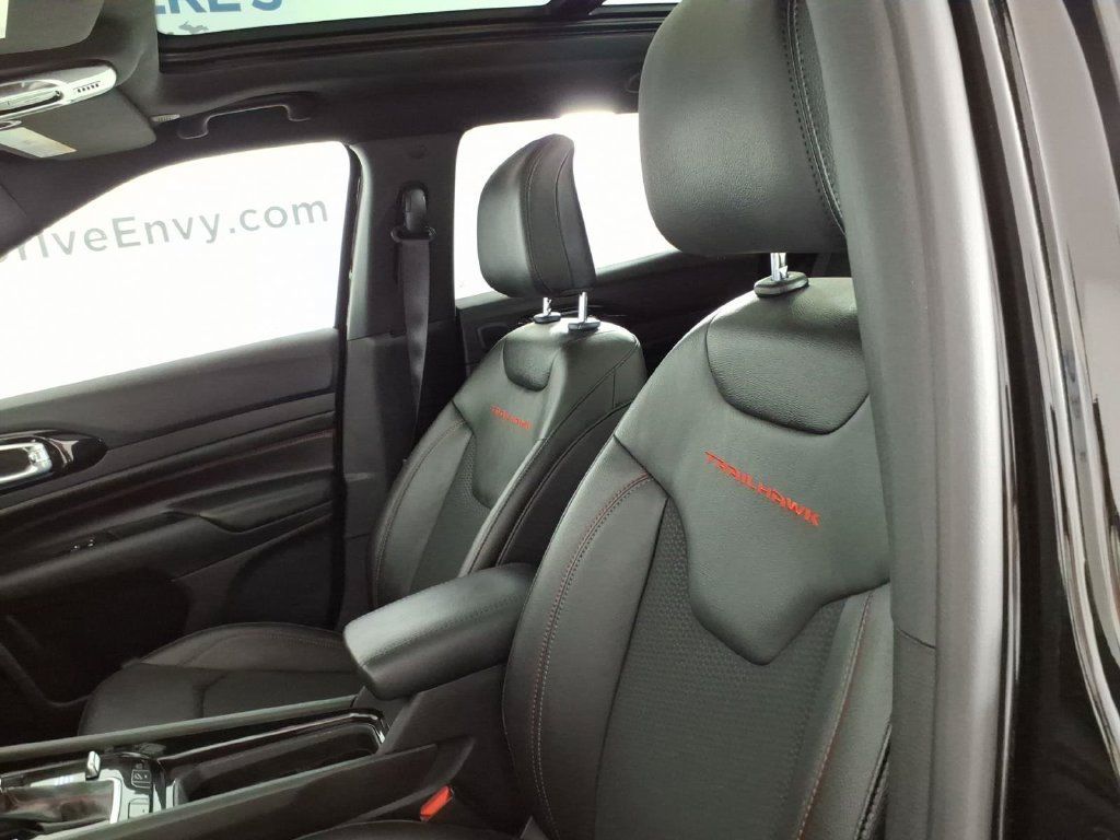 Used 2025 Jeep Compass Trailhawk w/ Sun & Sound Group AWD/4WD image 14