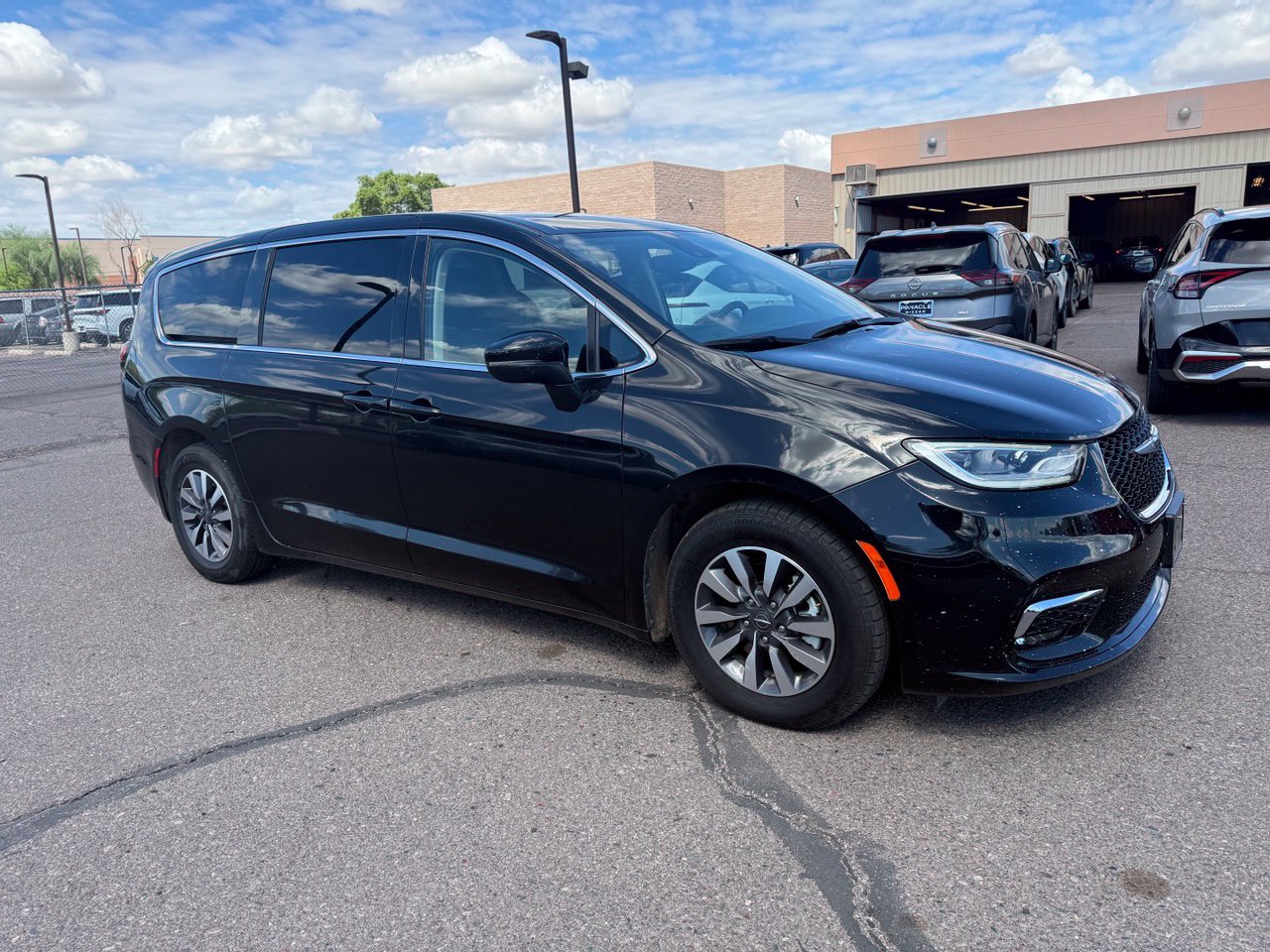 Used 2023 Chrysler Pacifica Touring-L FWD image 3