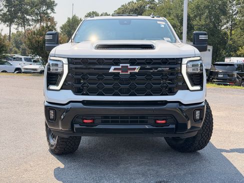 Used 2025 Chevrolet Silverado 2500 ZR2 w/ Technology Package AWD/4WD image 10