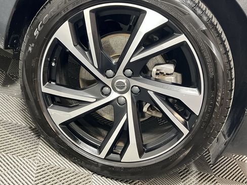 Used 2021 Volvo XC40 T5 R-Design w/ Advanced Package image 19