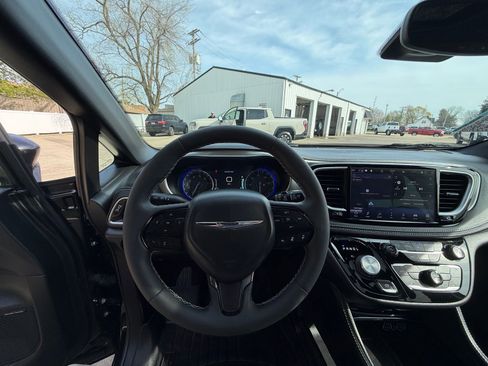 Used 2022 Chrysler Pacifica Limited w/ Uconnect Theater Family Group image 13