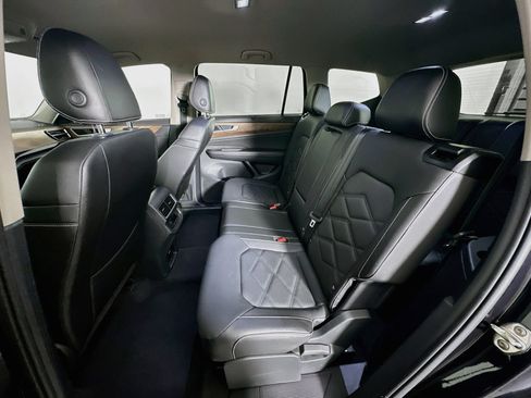 Used 2025 Volkswagen Atlas SE AWD/4WD image 28