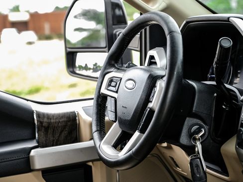 Used 2019 Ford F250 Lariat w/ Lariat Value Package AWD/4WD image 11