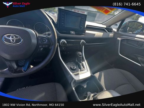 Used 2019 Toyota RAV4 LE AWD/4WD image 9