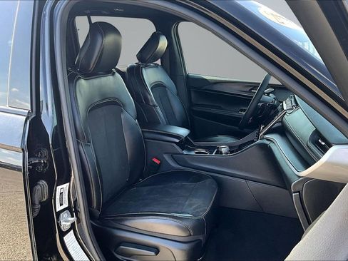 Used 2025 Jeep Grand Cherokee Altitude AWD/4WD image 29