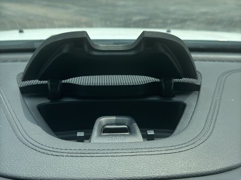 Used 2019 Jeep Cherokee Latitude w/ Popular Appearance Group AWD/4WD image 32