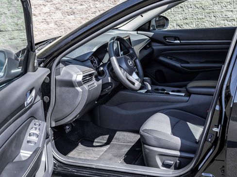 Used 2025 Nissan Altima 2.5 SV image 24