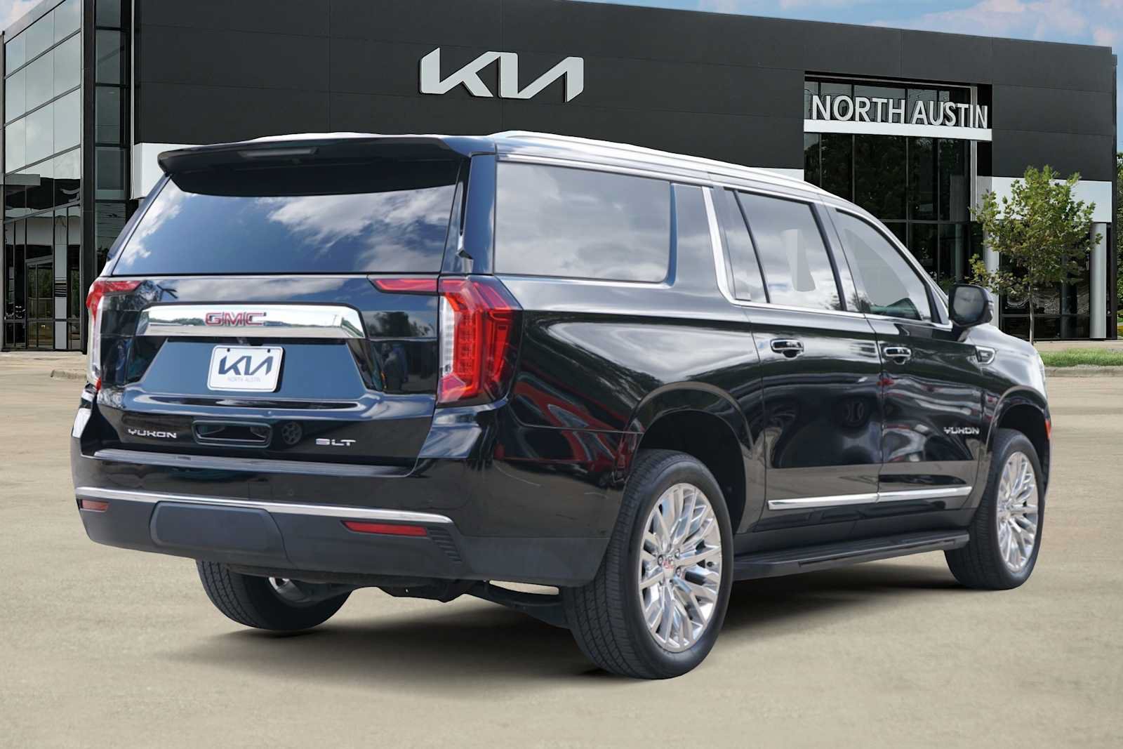 Used 2024 GMC Yukon XL SLT w/ SLT Premium Package AWD/4WD image 5