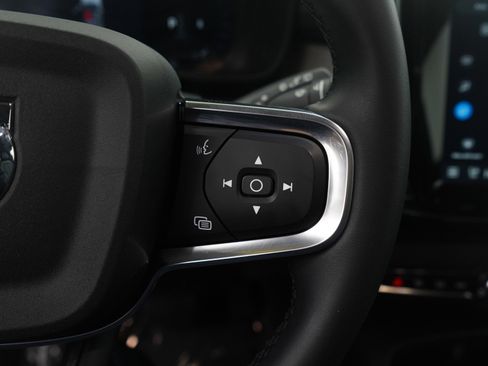 Used 2025 Volvo XC40 B5 Plus image 21