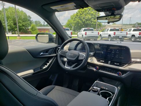 New 2026 Chevrolet Equinox LT w/ Convenience Package II FWD image 32