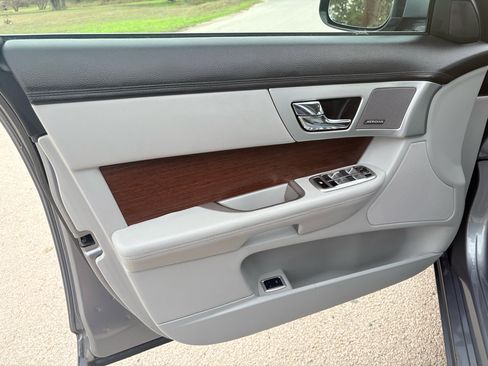 Used 2015 Jaguar XF Premium image 28