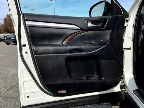 Used 2019 Toyota Highlander XLE image 9