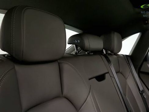 Used 2024 Porsche Macan AWD/4WD image 38