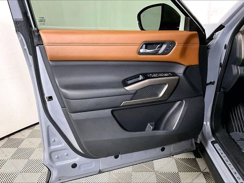 Used 2024 Nissan Pathfinder Platinum image 23