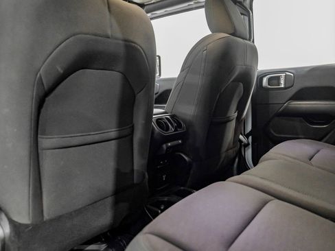 Used 2018 Jeep Wrangler Unlimited Sahara image 35