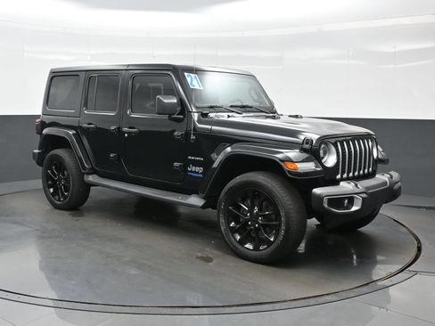 Used 2021 Jeep Wrangler Unlimited Sahara w/ Cold Weather Group AWD/4WD image 11