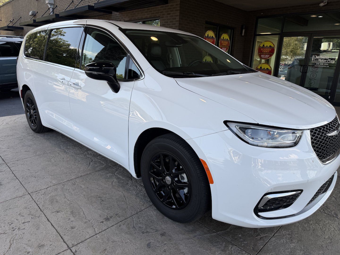 Used 2024 Chrysler Pacifica Touring-L FWD image 5
