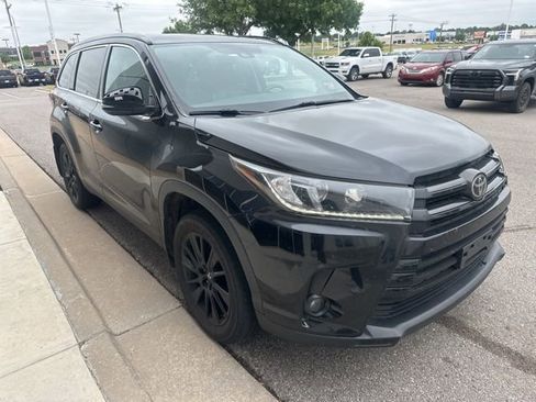 Used 2019 Toyota Highlander SE AWD/4WD image 3