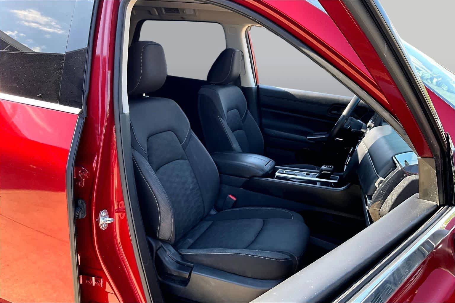 Used 2024 Nissan Pathfinder SV w/ SV Premium Package FWD image 9