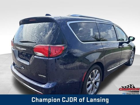 Used 2019 Chrysler Pacifica Limited w/ Tire & Wheel Group FWD image 7