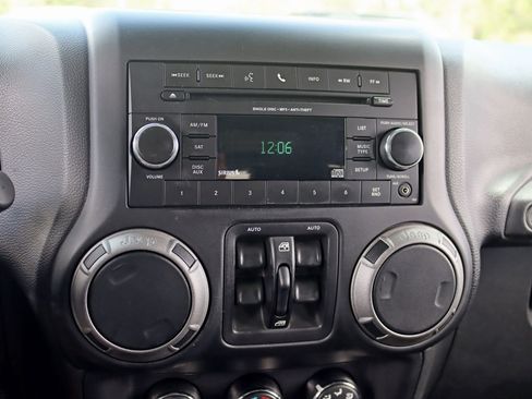 Used 2015 Jeep Wrangler Unlimited Sport w/ Quick Order Package 24S AWD/4WD image 21