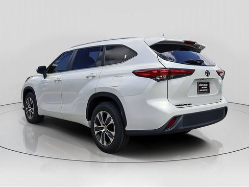 Used 2023 Toyota Highlander XLE FWD image 5