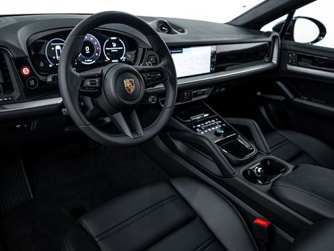 Certified 2025 Porsche Cayenne image 4