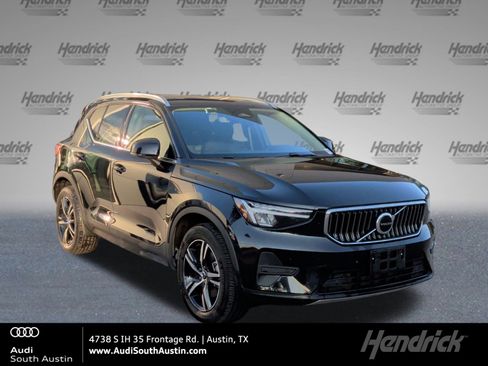 Used 2025 Volvo XC40 B5 Core image 1