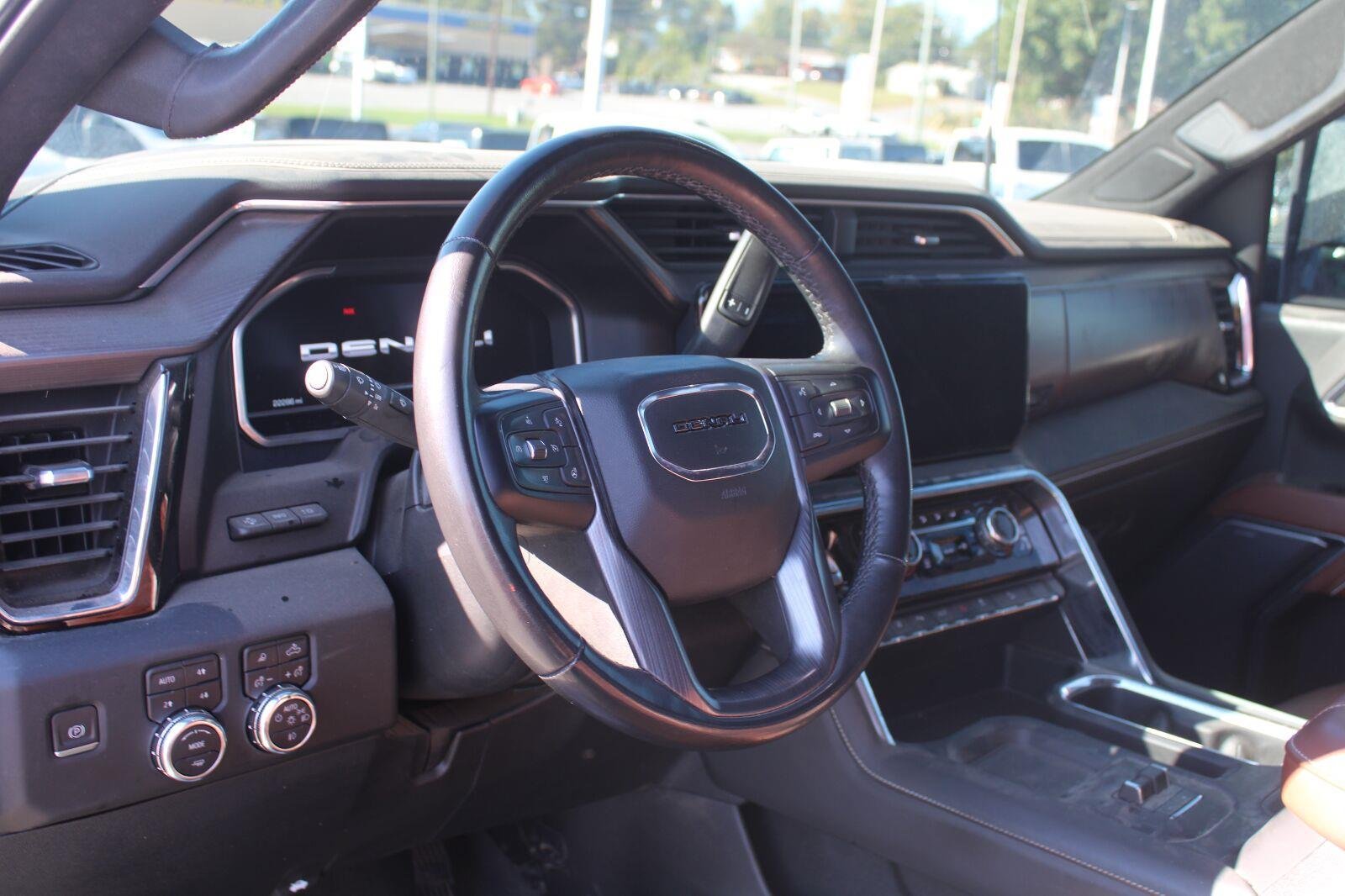 Used 2024 GMC Sierra 2500 Denali Ultimate AWD/4WD image 7