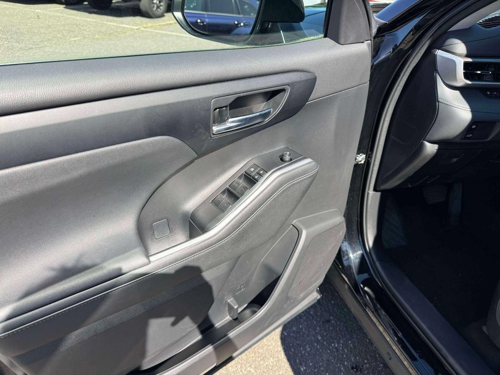 Used 2023 Toyota Highlander XLE AWD/4WD image 17