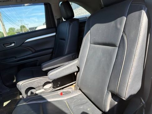 Used 2018 Toyota Highlander XLE AWD/4WD image 11