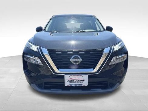 Used 2023 Nissan Rogue SV image 2