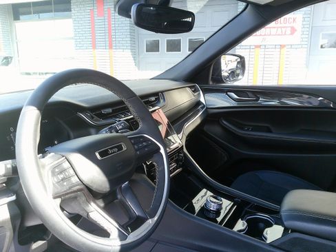 Used 2023 Jeep Grand Cherokee Altitude image 23