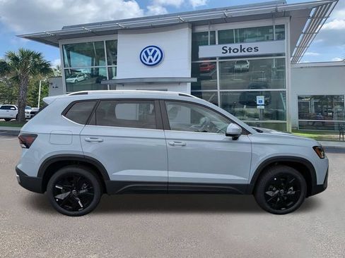 New 2026 Volkswagen Taos SE FWD image 3