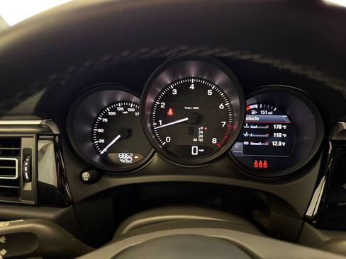 Certified 2023 Porsche Macan AWD/4WD image 21