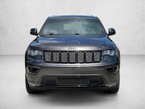 Used 2018 Jeep Grand Cherokee Altitude RWD image 3