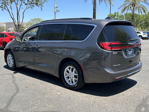 Used 2022 Chrysler Pacifica Touring-L FWD image 3