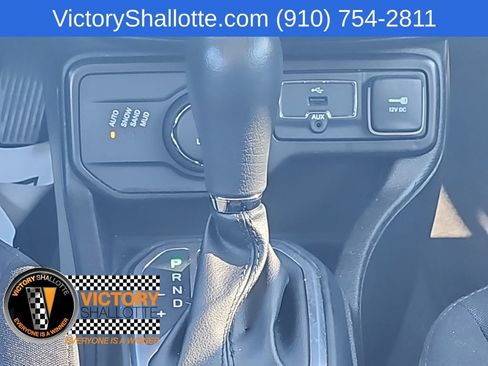 Used 2023 Jeep Renegade Latitude AWD/4WD image 5