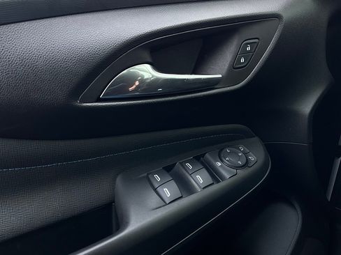 Used 2025 Buick Envista Sport Touring image 19