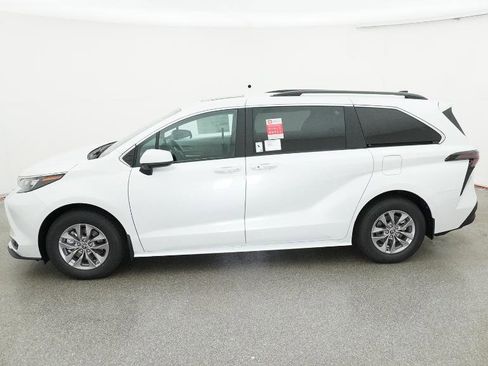 New 2026 Toyota Sienna XLE FWD image 6