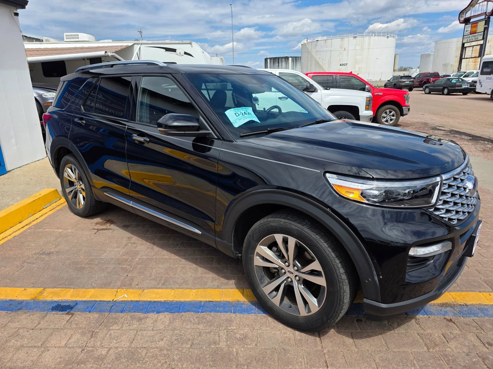 Used 2020 Ford Explorer Platinum w/ Premium Technology Package AWD/4WD image 3