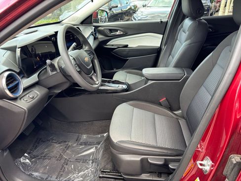 Used 2025 Chevrolet Trax LT FWD image 21