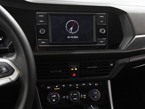 Certified 2023 Volkswagen Jetta SE w/ Panoramic Sunroof Package image 9