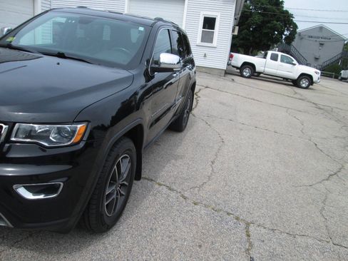 Used 2019 Jeep Grand Cherokee Limited AWD/4WD image 8
