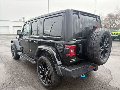 Used 2022 Jeep Wrangler Unlimited Sahara w/ Cold Weather Group AWD/4WD image 3