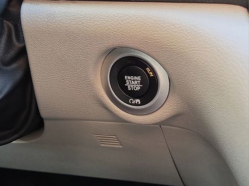 Used 2023 Chrysler Pacifica Touring-L image 22