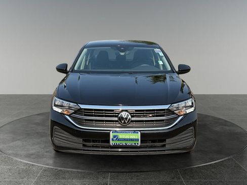 Used 2024 Volkswagen Jetta SE FWD image 2